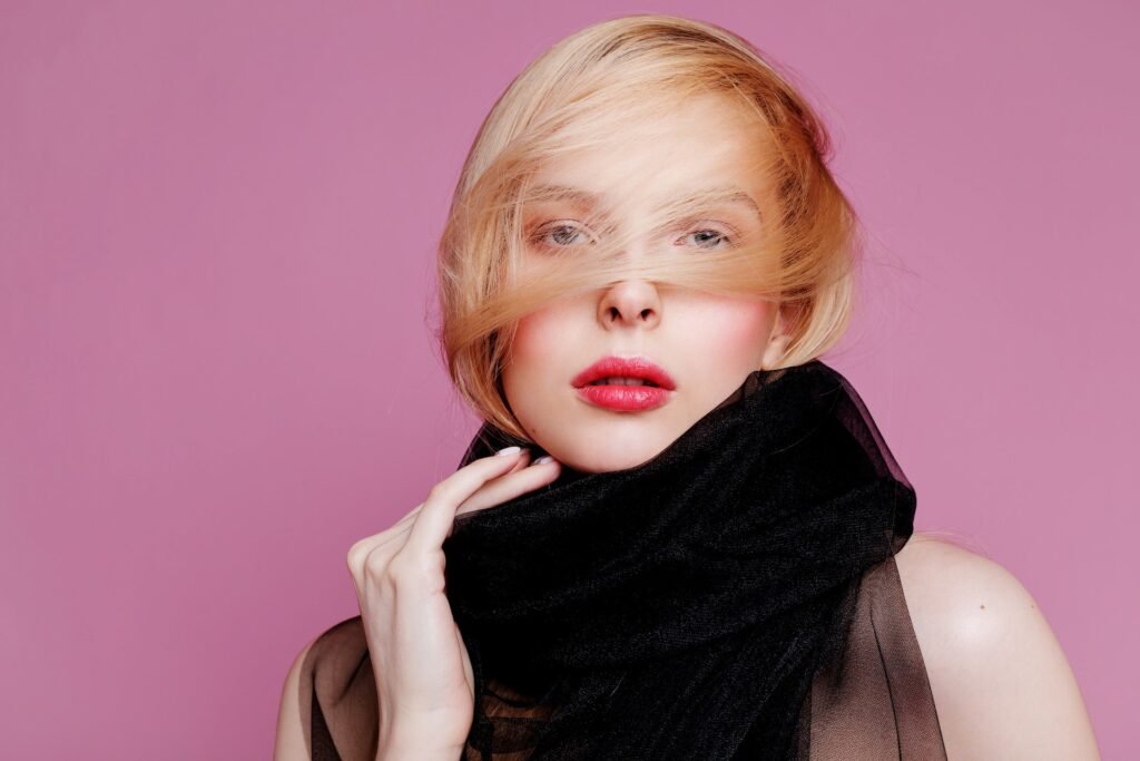 Een jonge dame met blond steil haar